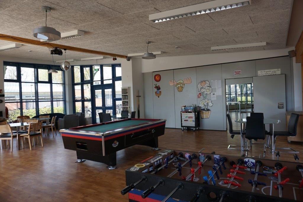 Offener Bereich des Jugendhaus mit Billardtisch & Tischkicker