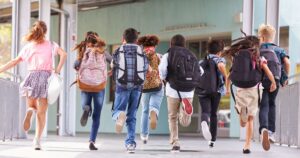 laufende Kinder mit Schulranzen