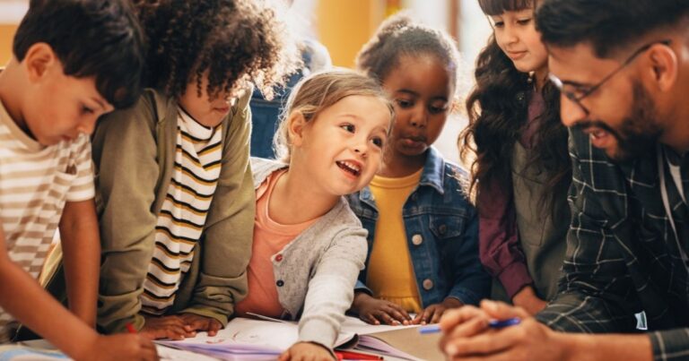 Schulkinder besprechen etwas mit einer erwachsenen Person.