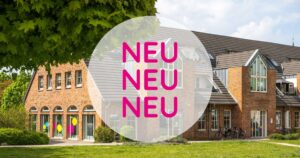Außenansicht vom Mehrgenerationenhaus Am Markt mit dem Störer "NEU NEU NEU" in pinker Schrift