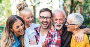Lachende Familie mit drei Generationen