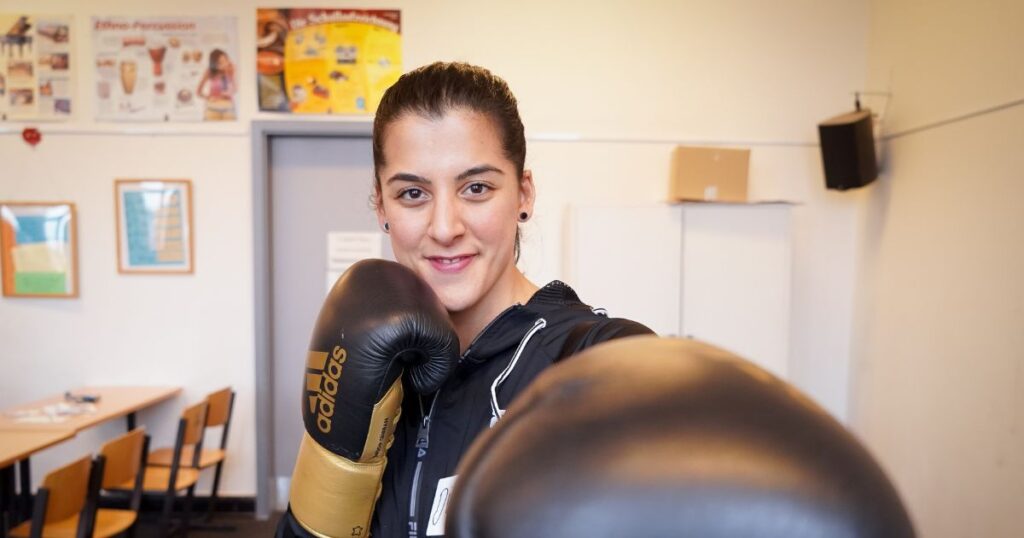 Dilar Kisikyol lächelnd mit Boxhandschuhen