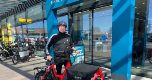 Stefan Hüttmann mit seinem neuen rot-schwarzen Lastenfahrrad
