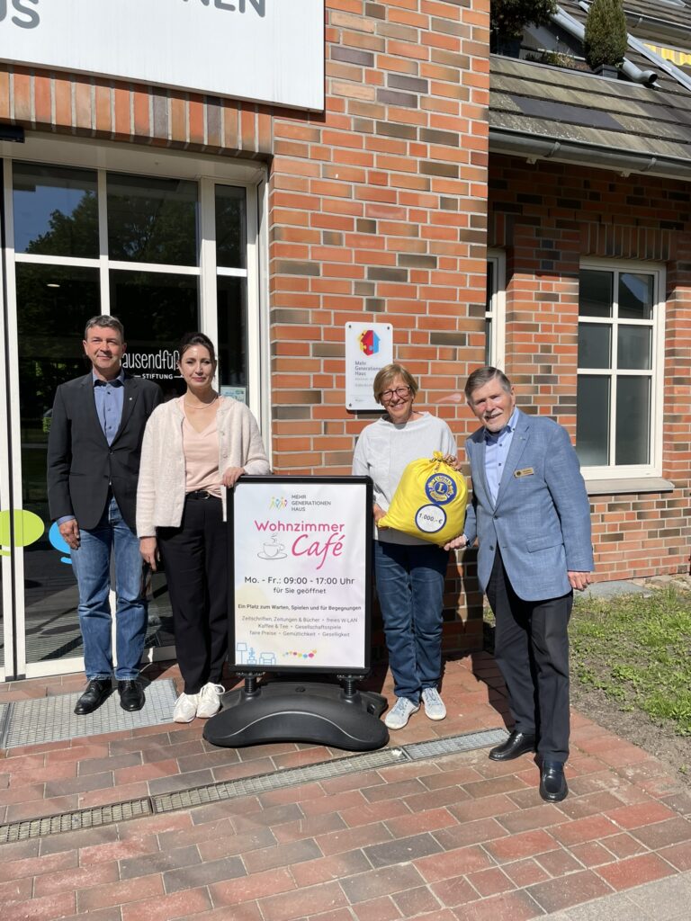 Lions Präsident Dr. Sandu Deunert, Justyna Engel und Anke Kehrmann-Panten von der Tausendfüßler Stiftung sowie Lionsfreund Klaus Stuber vor dem Mehrgenerationenhaus.