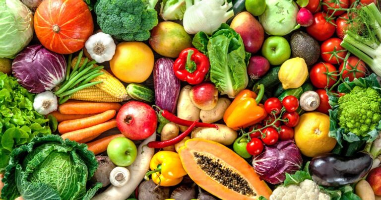 Eine bunte auswahl an Gemüse und Obst.