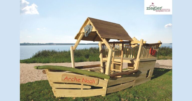 Spielschiff "Arche" der Firma Ziegler. Offenes Holzschiff mit Tierschnitzereien.