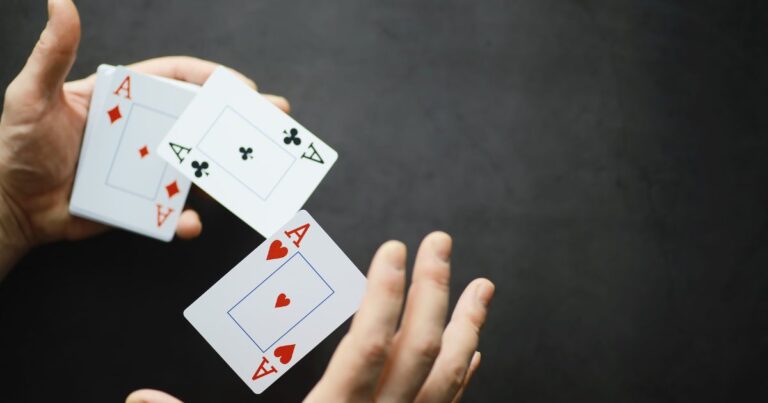 Hände, die Spielkarten in der Hand halten