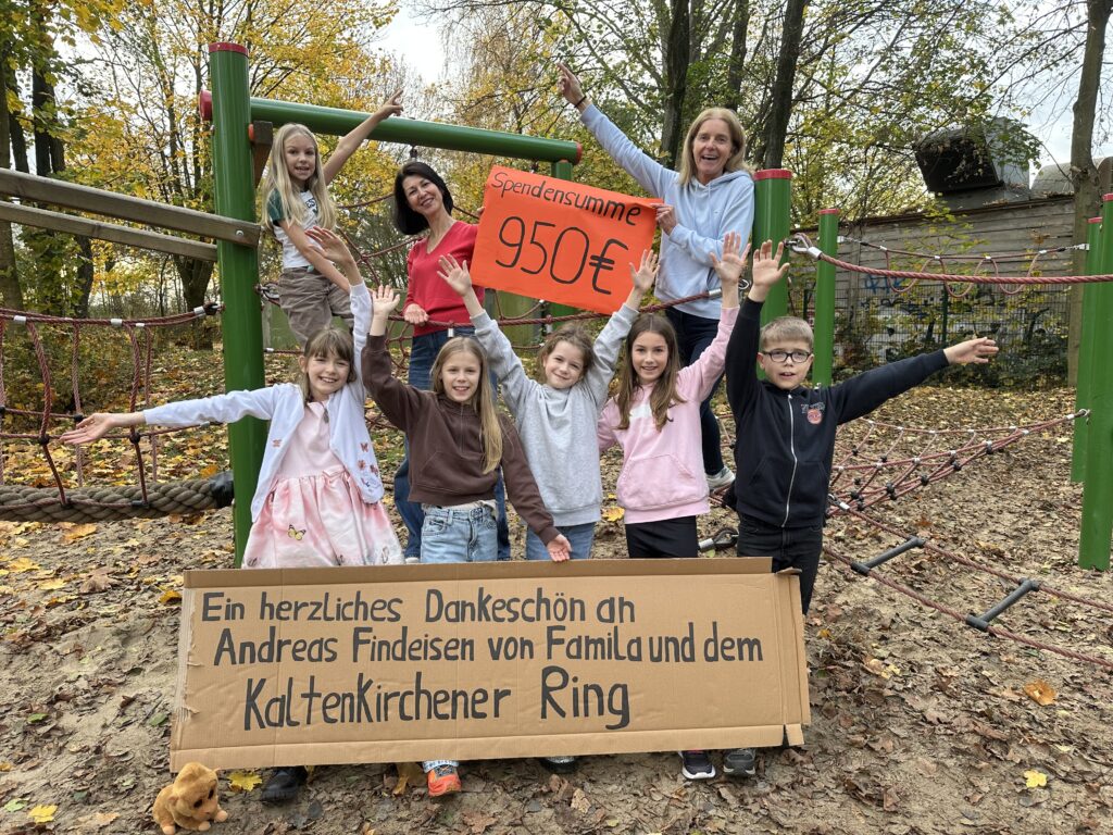 Kinder und Erzieherinnen des Hort Flottkamp mit Danke-Plakaten