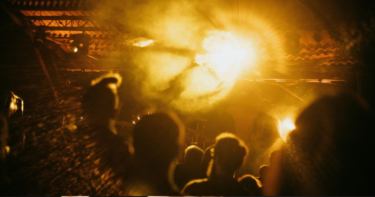 Menschen vor einer Bühne