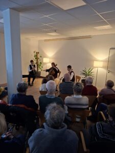 WAVE TRIO bei ihrem Auftritt im Mehrgeneratrionenhaus