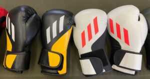 Boxhandschue, die in einer Reihe liegen