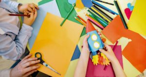 Vogelperspektive: ein Tischer voller Bastelmaterialien