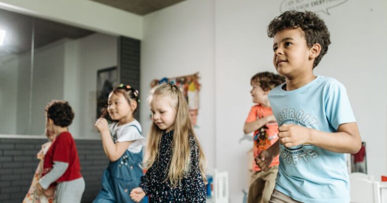 Kinder bewegen sich gemeinsam in einem Raum.