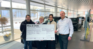 Spendenscheck Übergabe v.l.n.r.: Arne Christian Wozny, Werkstattleiter May & Olde Kaltenkirchen, Ulrike Feige, Vorstand Tausendfüßler Stiftung, Justyna Engel, Leitung des Mehrgenerationenhaus, Sebastian Hoever, Verkaufsleiter May & Olde Kaltenkirchen