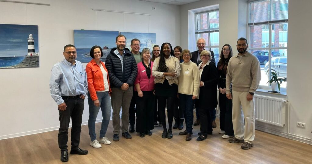 Gruppenbild im Familienzentrum mit allen Akteur:innen
