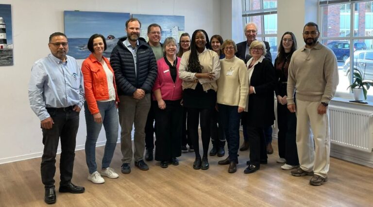 Gruppenbild im Familienzentrum mit allen Akteur:innen