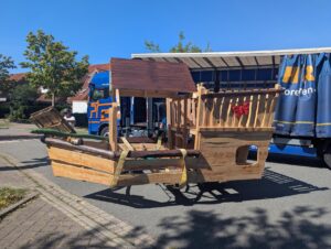 Spielschiff "Seepferdchen" beim Transport in den Kita-Garten