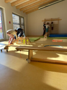 Kita-Kinder nutzen den aufgebauten Bewegungsparcours.