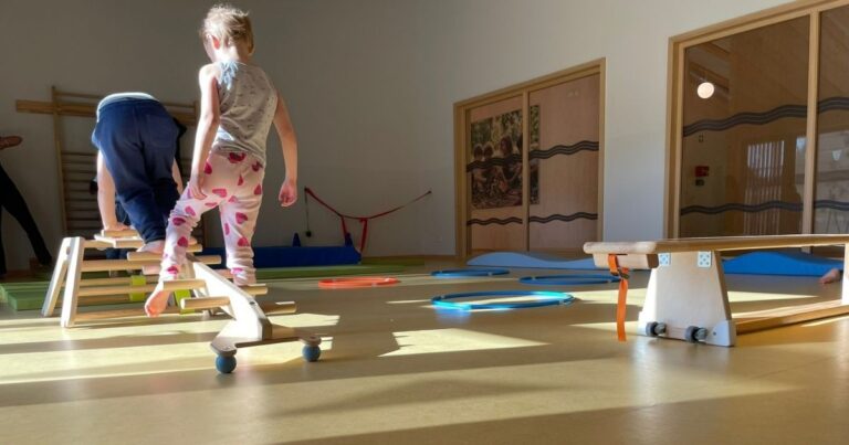 Kinder nutzen den aufgebauten Parcours im Bewegungsraum der Kita.