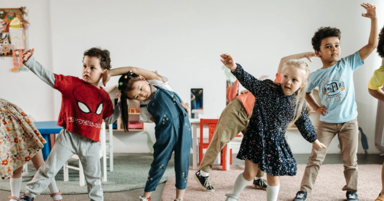 Kinder machen tänzerische Posen in einem Raum