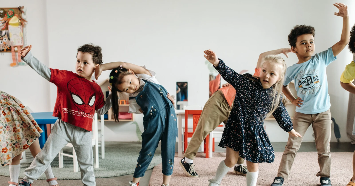 Kinder machen tänzerische Posen in einem Raum